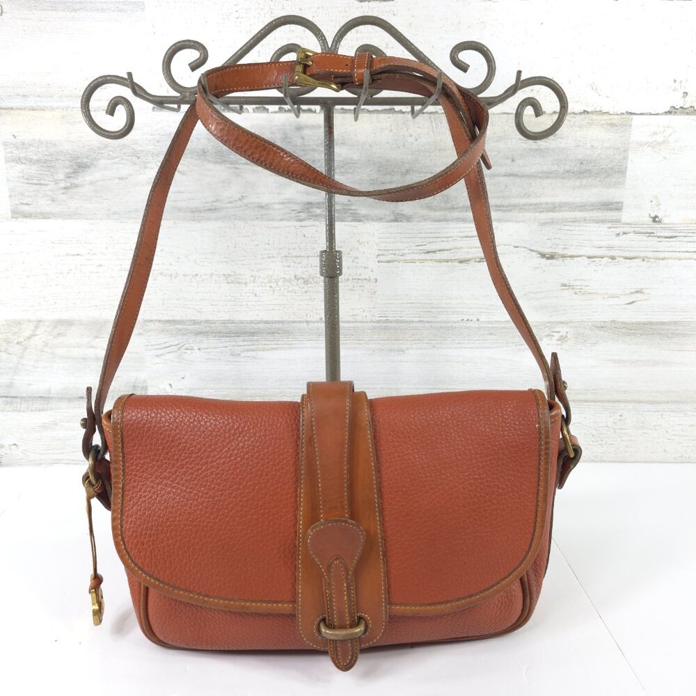 VINTAGE 90'S DOONEY & BOURKE ALL WEATHER LEATHER SADDLE TAN BROWN FLAP BAG FLAWS